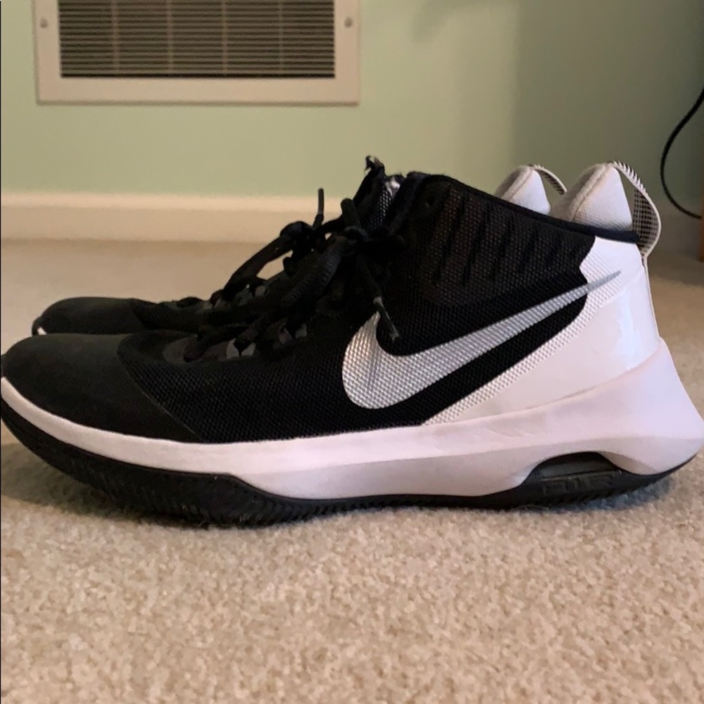 Nike Air Versitile basketball shoes